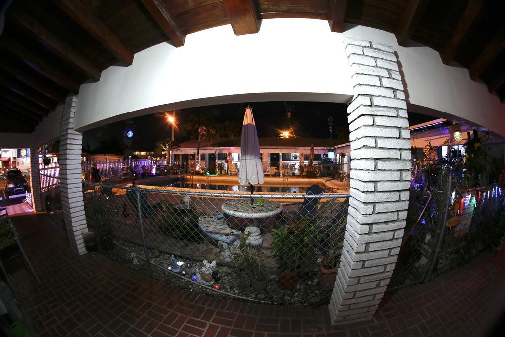 Adobe Hacienda Motel Hollywood Eksteriør billede